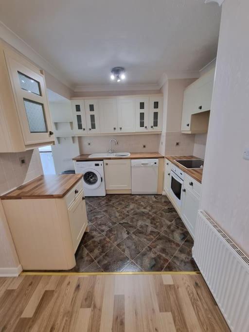 Charming Coastal Bungalow Cayton Extérieur photo