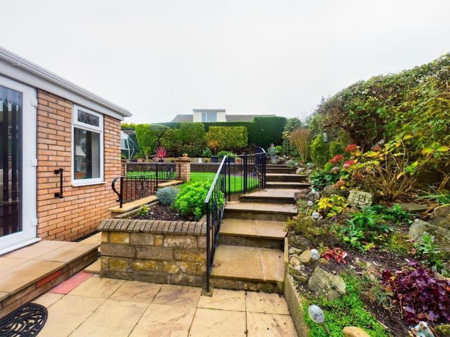 Charming Coastal Bungalow Cayton Extérieur photo